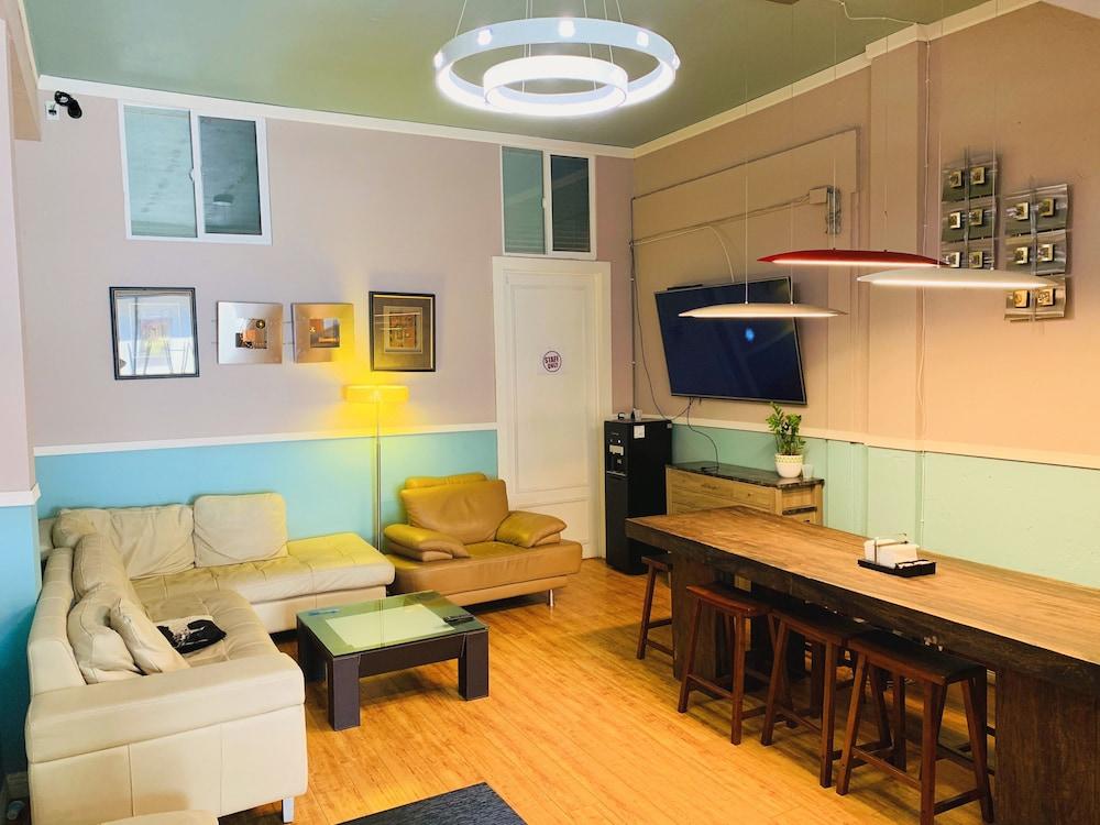 Albergue Melrose (adults Only)